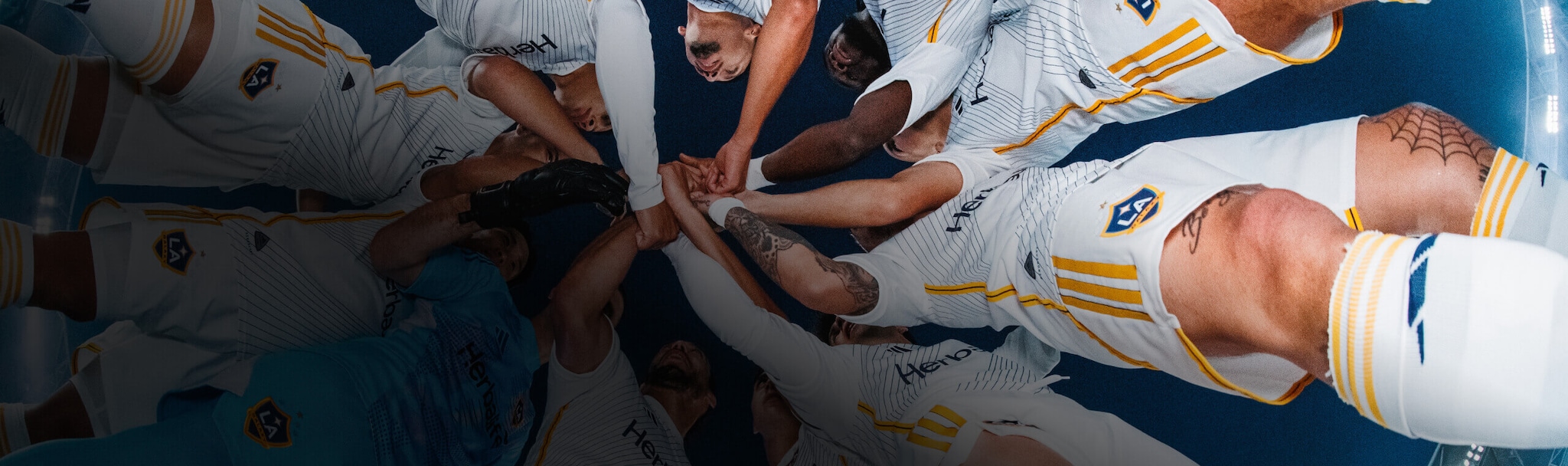 LA Galaxy players huddling