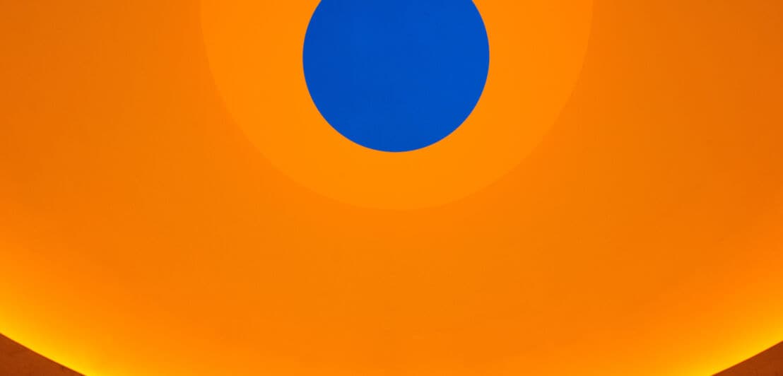 Ein orange-farbener lichtloser Raum