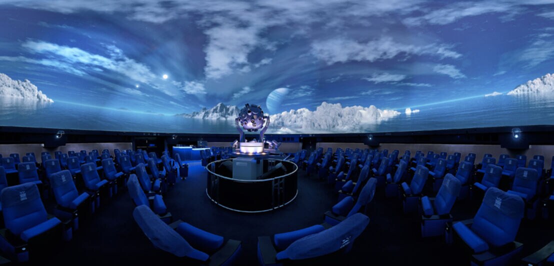 Blick in den Kuppelsaal des Planetariums Wolfsburg in bläulichen Tönen