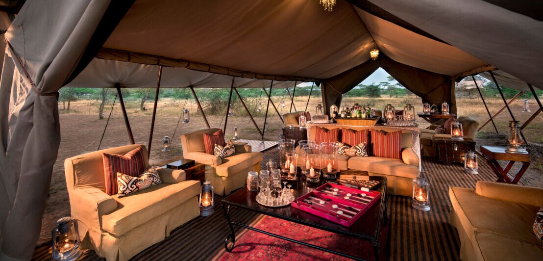 Ein geräumiges Zelt inmitten der Serengeti-Savanne mit komfortabler und luxuriöser Ausstattung