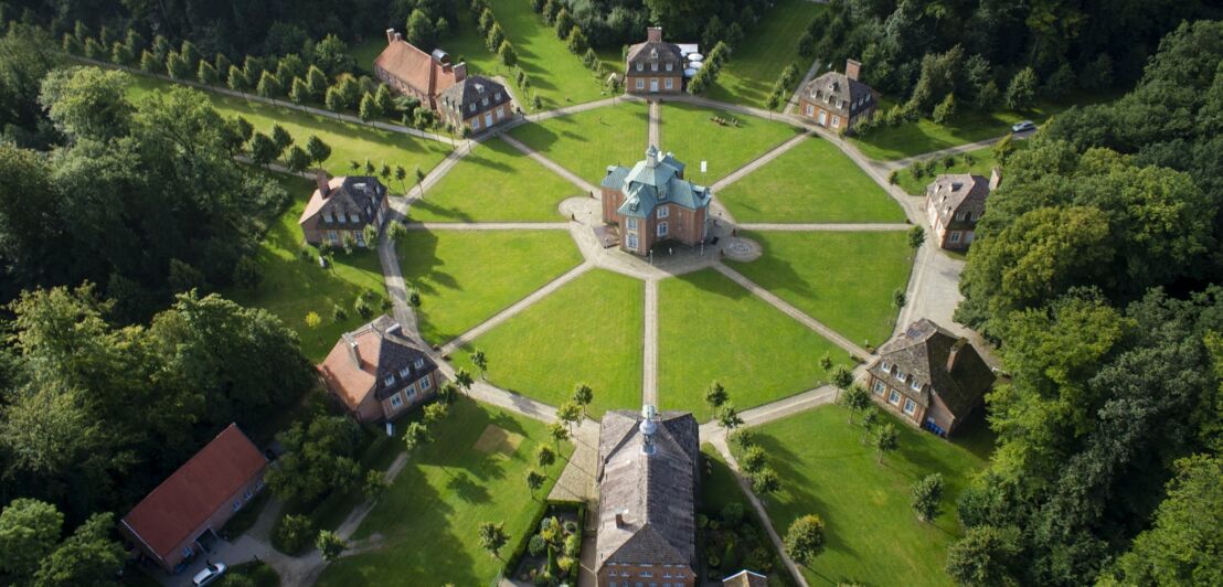 Luftaufnahme der sternförmig angelegten Barockschlossanlage Clemenswerth.