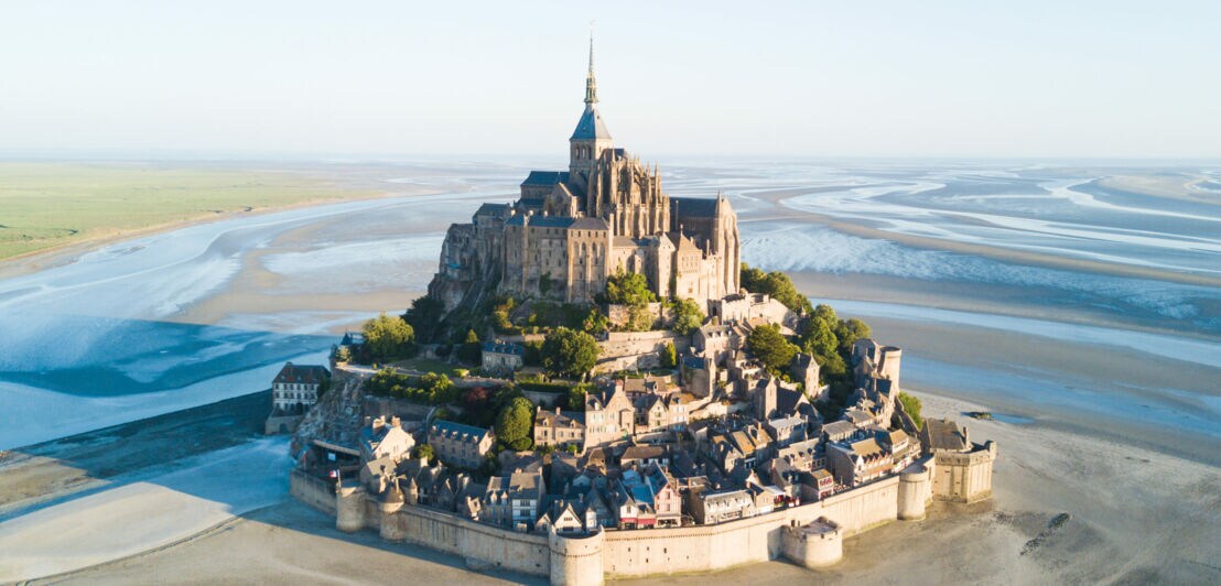 Die Klosterinsel Le Mont-Saint-Michel liegt mitten im Wattenmeer in der Normandie.