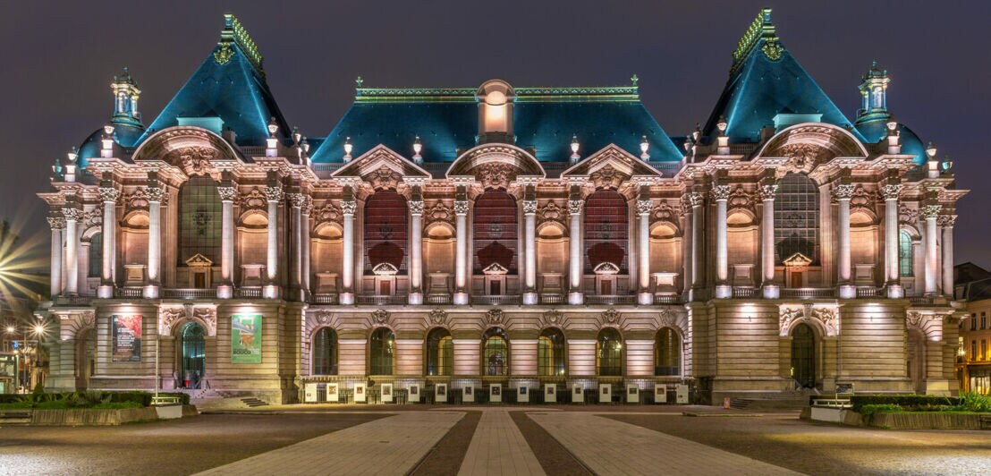 Das beleuchtete Palais des Beaux-Arts in Lille.