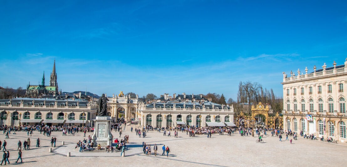 Der Place Stanislas in Nancy bei wolkenlosem Himmel.