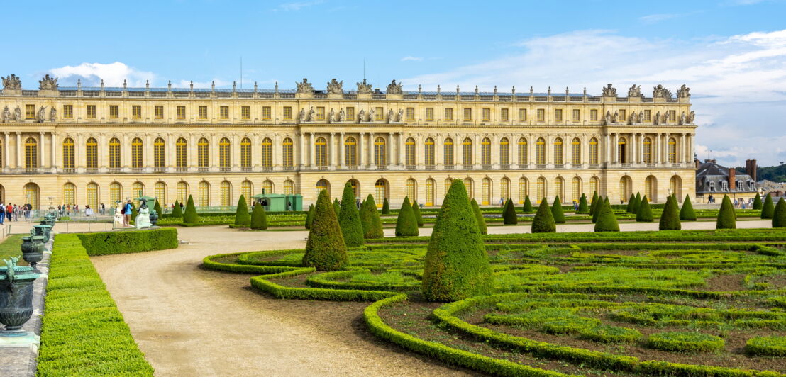 Das Schloss Versailles und der symmetrisch angelegte Garten.