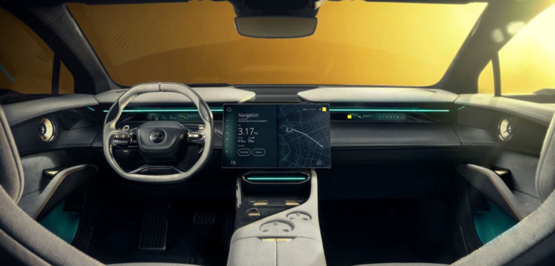 Blick in einen futuristisch gestalteten Auto-Innenraum mit großem Display