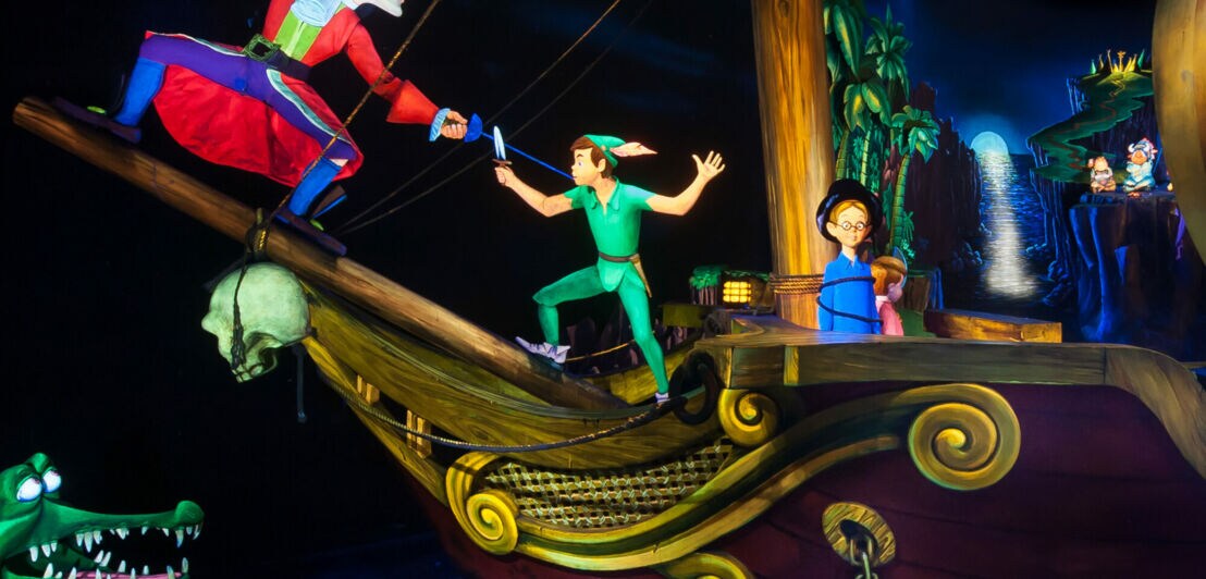 Computeranimation mit Figuren aus Disneys Peter Pan auf einem Segelschiff vor schwarzem Hintergrund