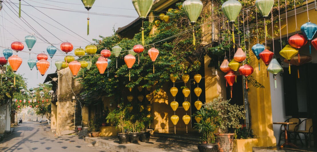 Straße im vietnamesischen Hoi An, die mit bunten Laternen geschmückt ist