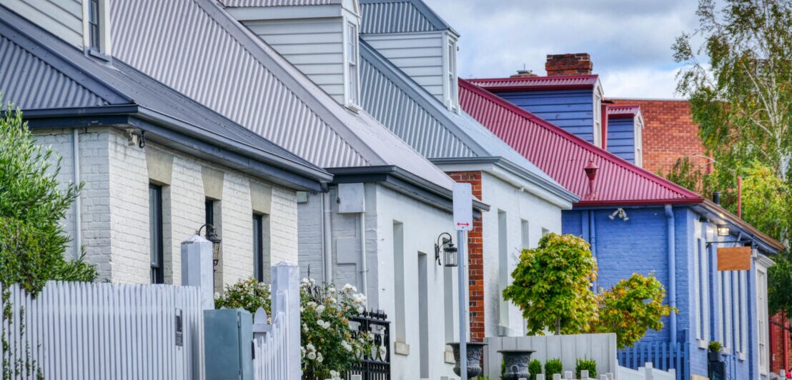 Nahaufnahme von Fassaden der Kolonialhäuser im Stadtteil Battery Point in Hobart.