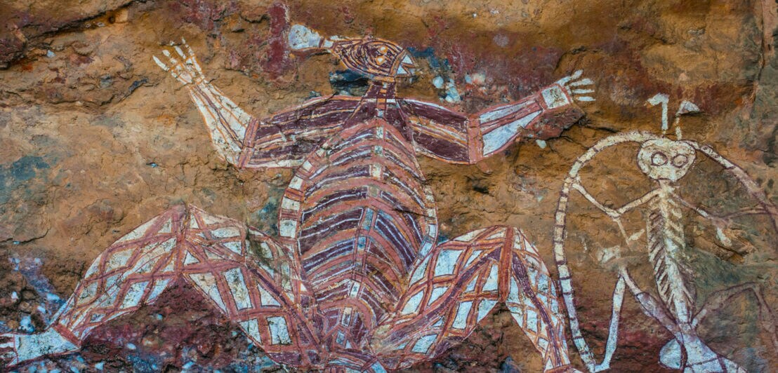 Felsmalerei mit Aboriginal Art in Tier- und Menschenform.