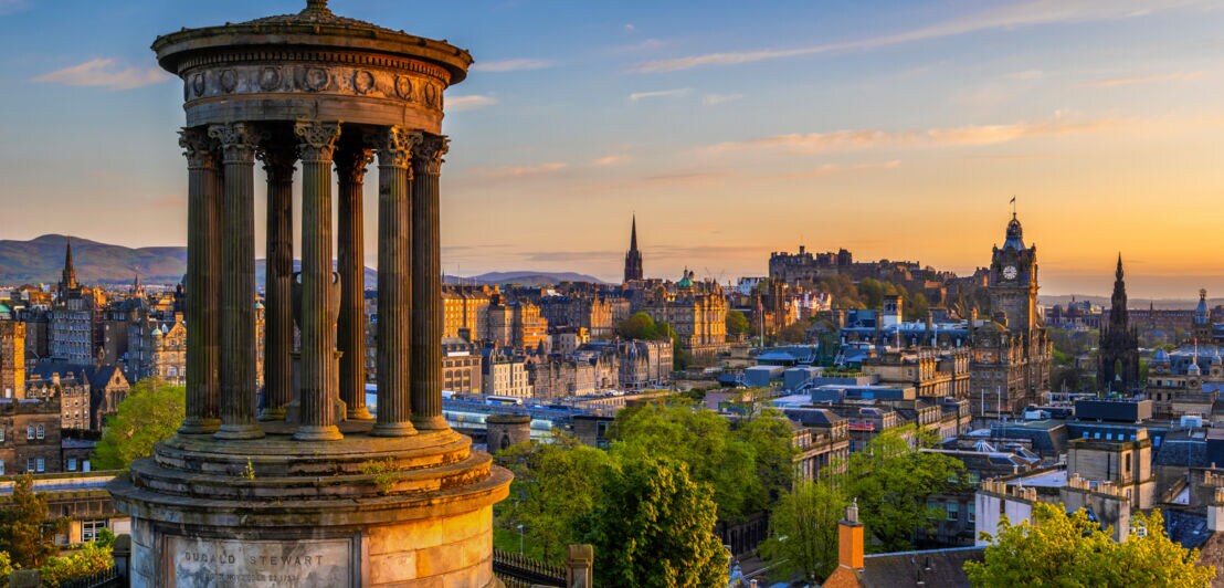 Stadtpanorama von Edinburgh bei Sonnenuntergang.