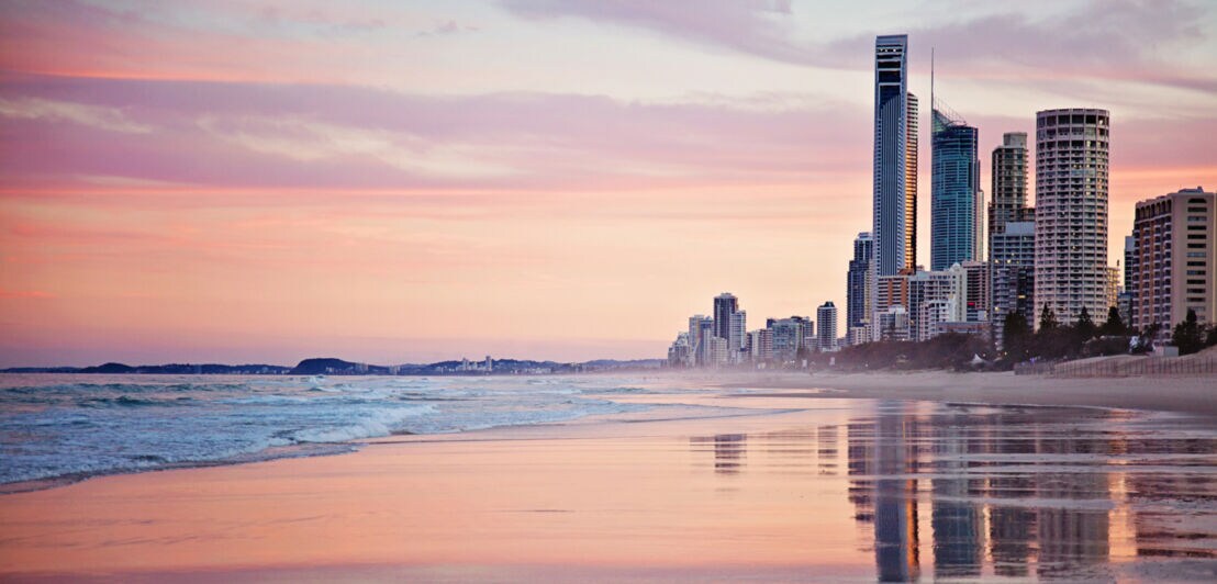 Sonnenuntergang am Surfers Paradise Beach in Gold Coast, Queensland.