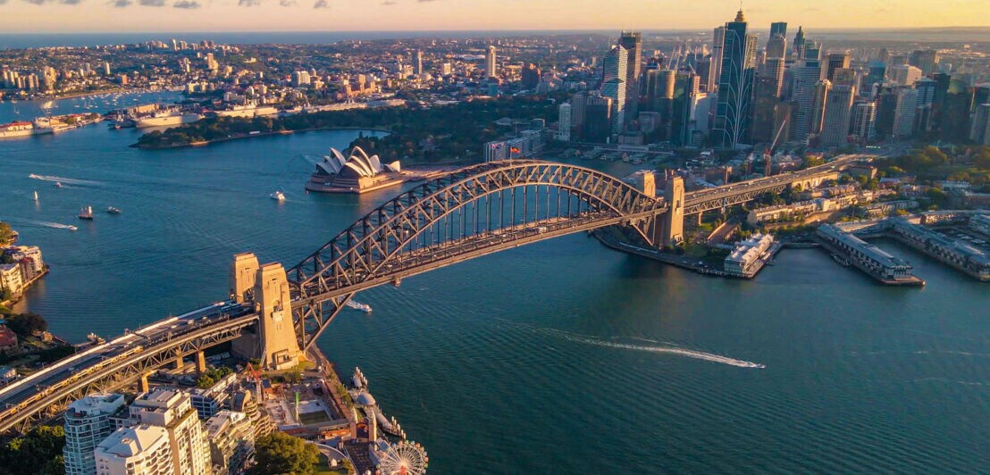 Luftaufnahme von Sydneys Stadtzentrum am Hafen mit Bogenbrücke.