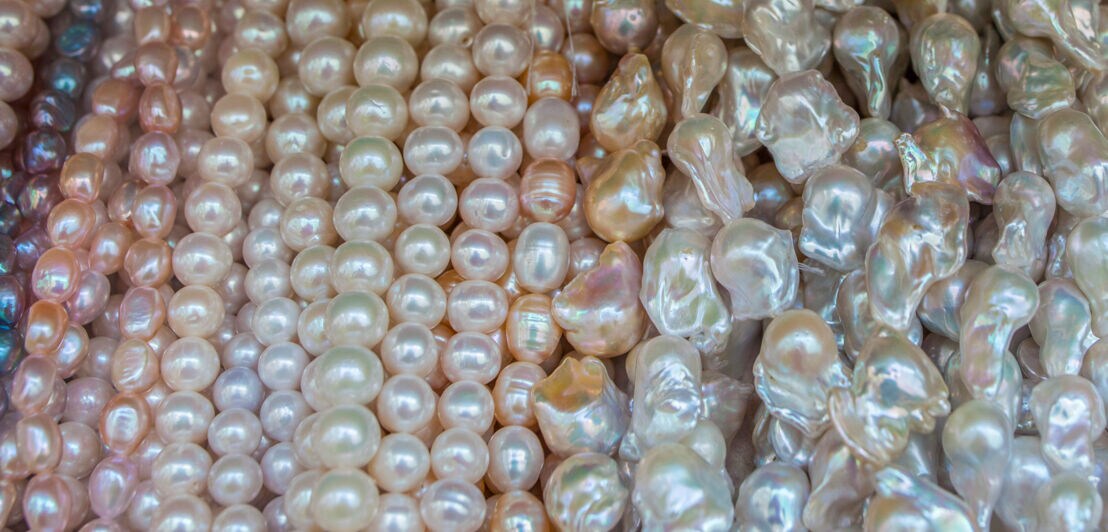 Viele unterschiedliche Perlen in verschiedenen Farben und Formen.