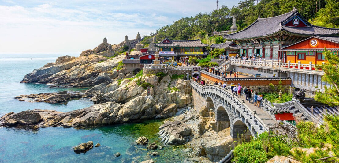 Der Haedong-Yonggungsa-Tempel in Busan gelegen an einer Klippe am Meer.