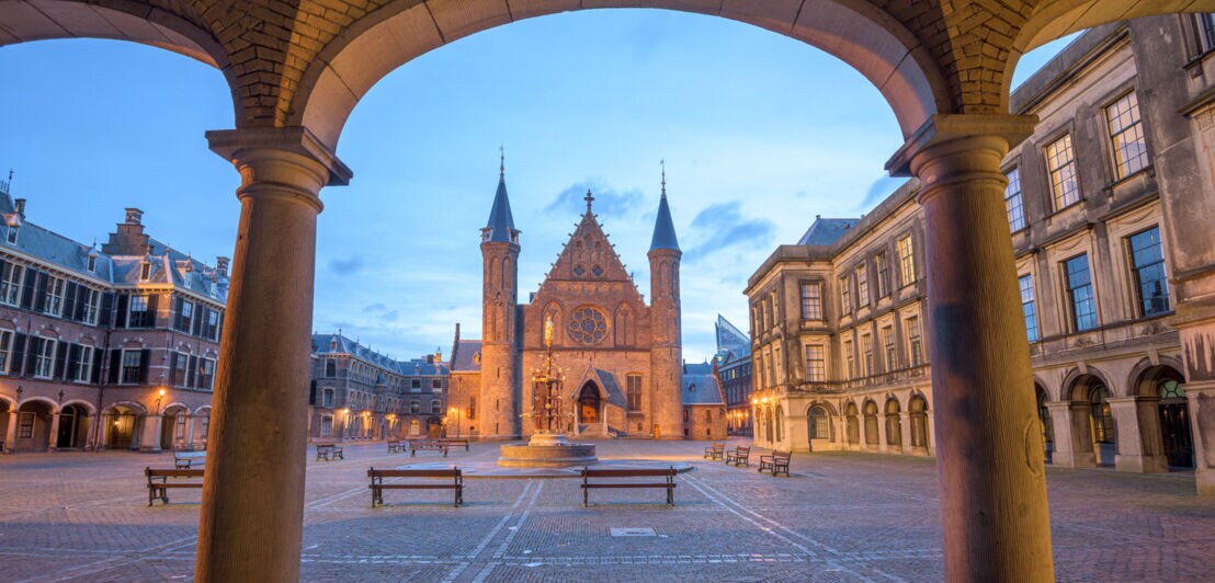 Außenansicht des Rittersaals im Binnenhof in Den Haag von vorne.