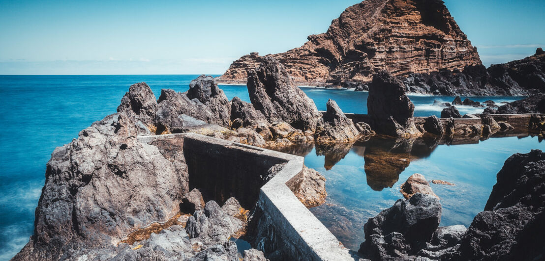 Naturschwimmbecken aus Lava geformt und von Gestein umgeben in Porto Moniz auf Madeira.