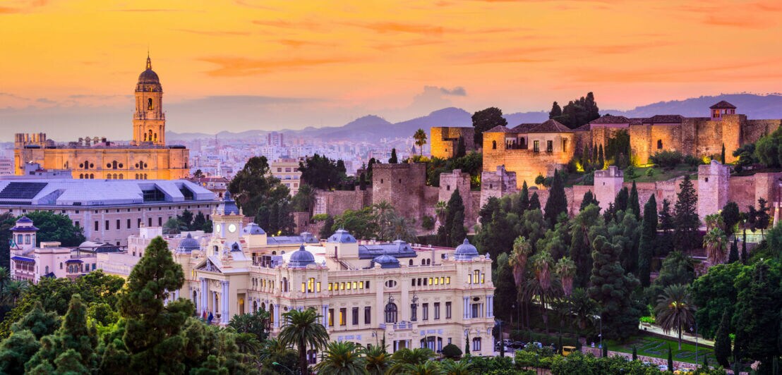 Panorama der Kathedrale von Málaga und der arabischen Festung Alcazaba bei Sonnenuntergang.