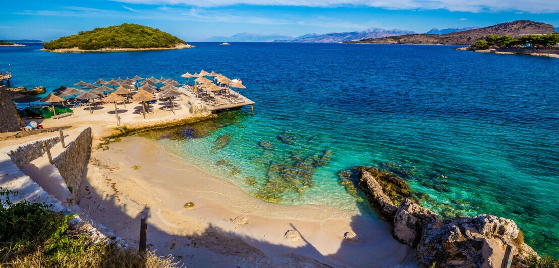 Ksamil Strandabschnitt in Albanien mit Blick aufs Meer.