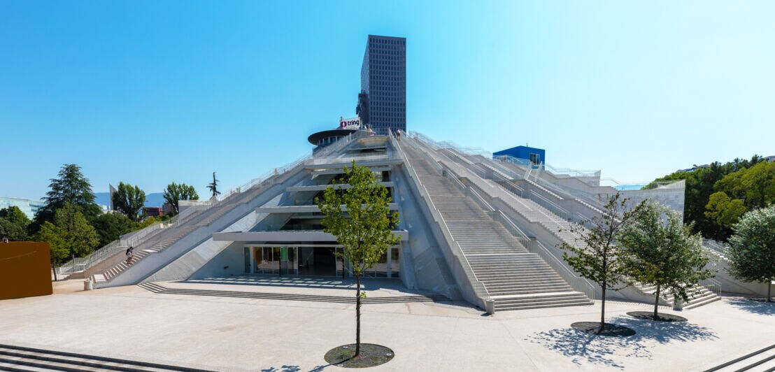 Kulturzentrum in Pyramidenform mit Treppen und Vorplatz.