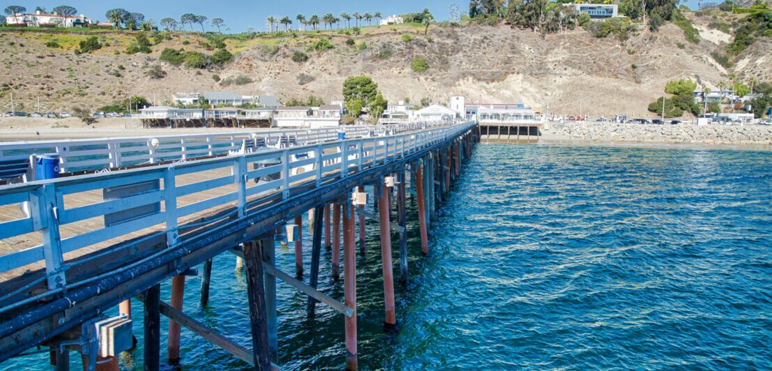 Blick vom Wasser aus auf den Malibu Pier