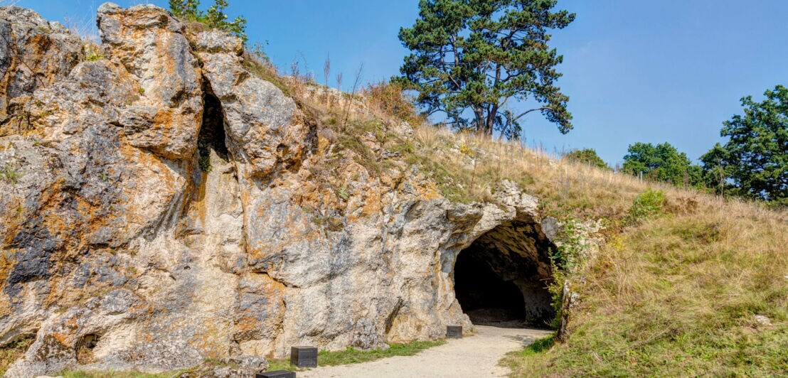 Eingang der Vogelherdhöhle in der Schwäbischen Alb.