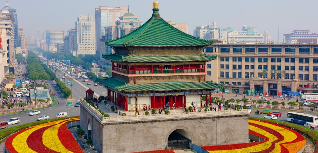 Glockenturm im chinesischen Pagodenstil im Stadtzentrum.