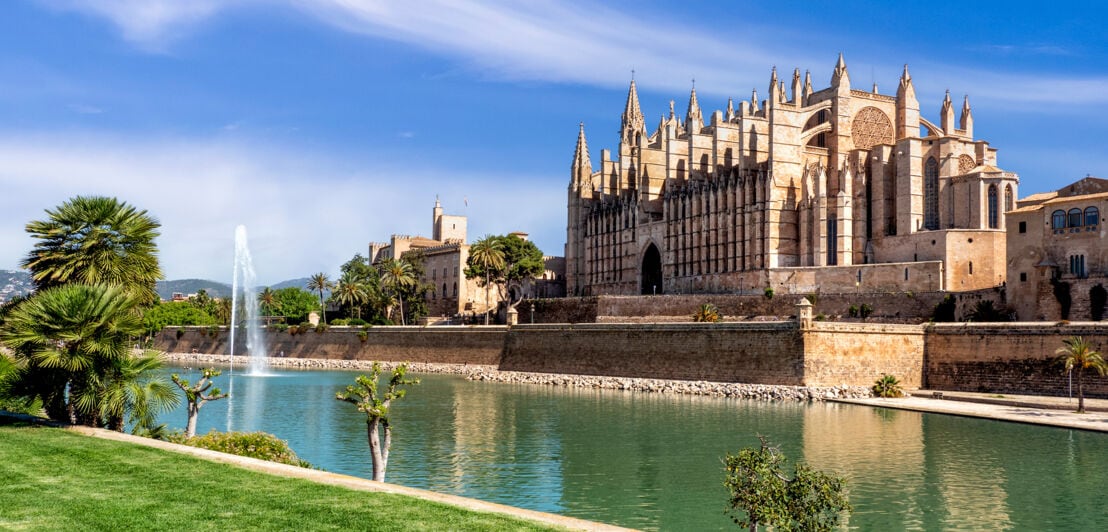 Monumentale sandsteinfarbene Kathedrale im gotischen Baustil in Palma de Mallorca.