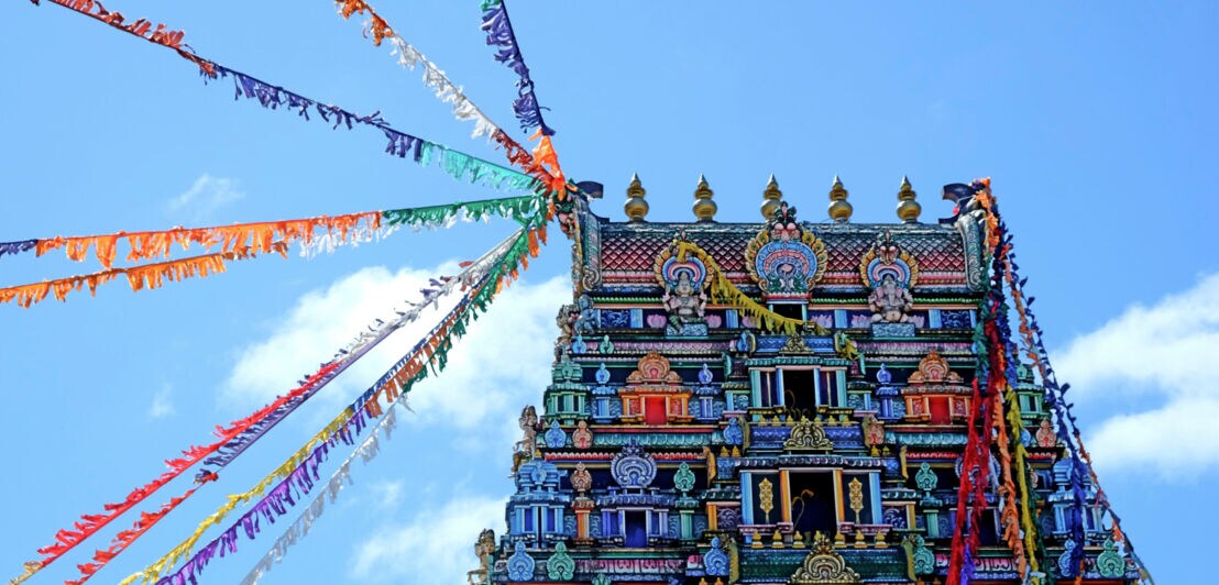 Farbenfroher Sri Siva Subramaniya Tempel mit Fahnen auf der Fidschi-Insel Viti Levu.