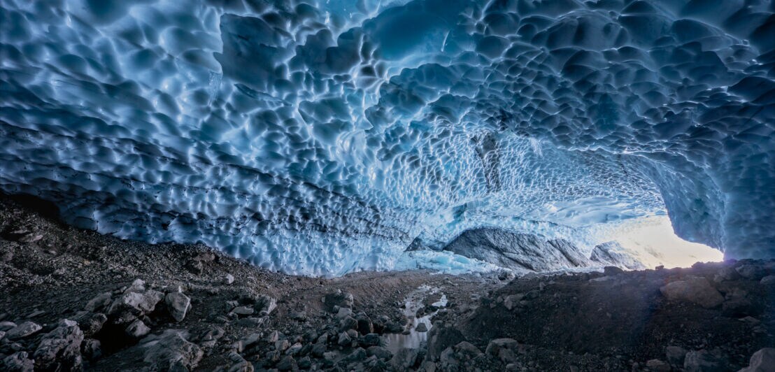 Innenraum der Eiskapelle am Watzmann mit vereister Decke.