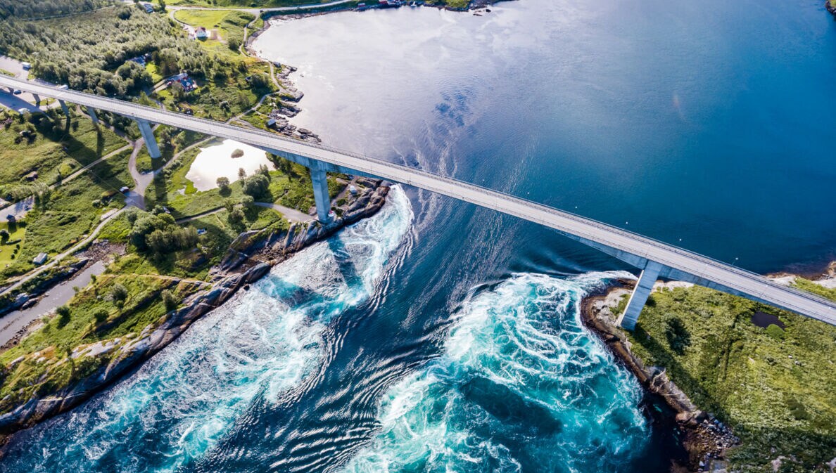 Luftaufnahme der Verwirbelungen des Gezeitenstroms Saltstraumen in Norwegen