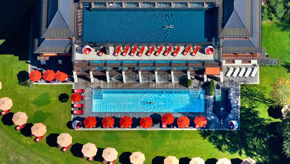 Luxuriöser Hotelkomplex mit Sonnenterrassen und zwei Pools aus der Vogelperspektive.