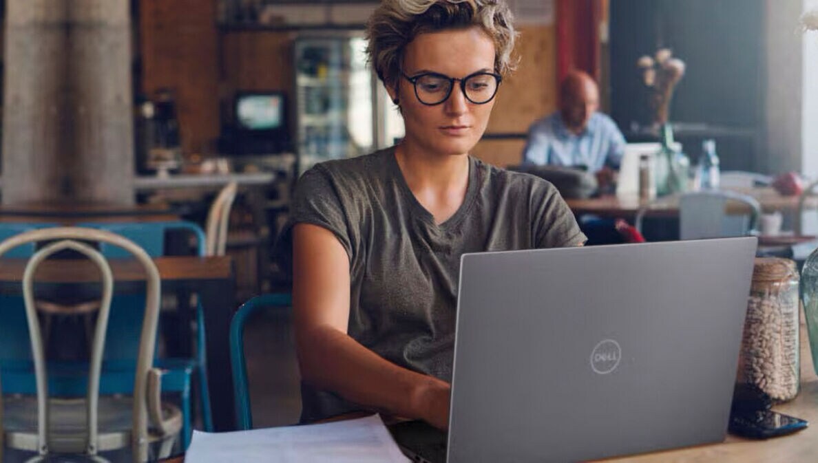 Frau arbeitet in einem Café am Laptop