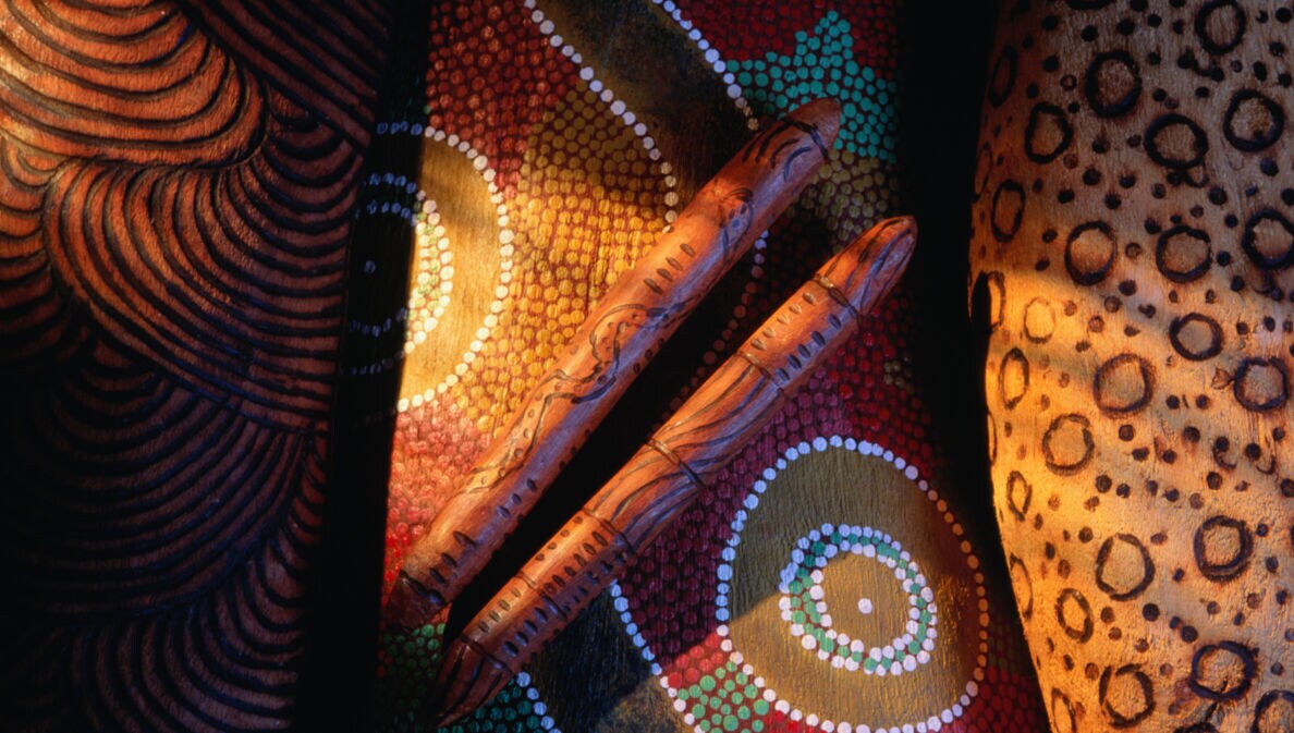 Aboriginal Art auf unterschiedlichen Materialien.
