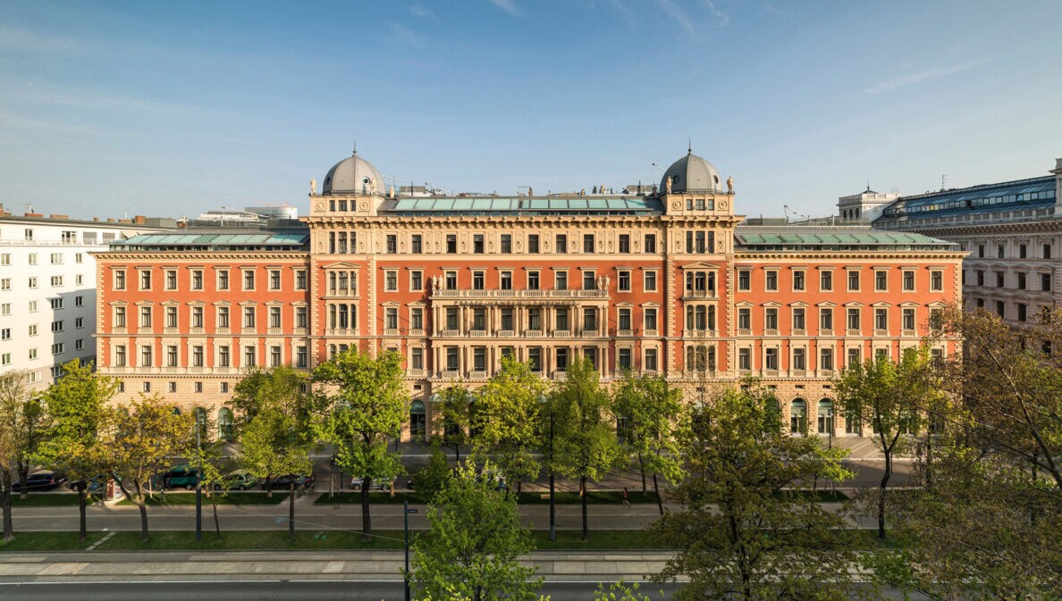 Grandhotel in einem Gebäude im Stil der Neurenaissance im Stadtzentrum.