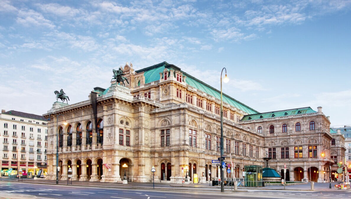 Panoramaaufnahme der Fassade des Park Hyatt Vienna Hotels in Wien.