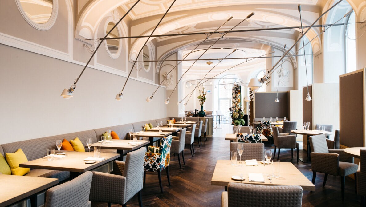 Heller Speiseraum mit Gewölbedecke eines modernen, gehobenen Restaurants.