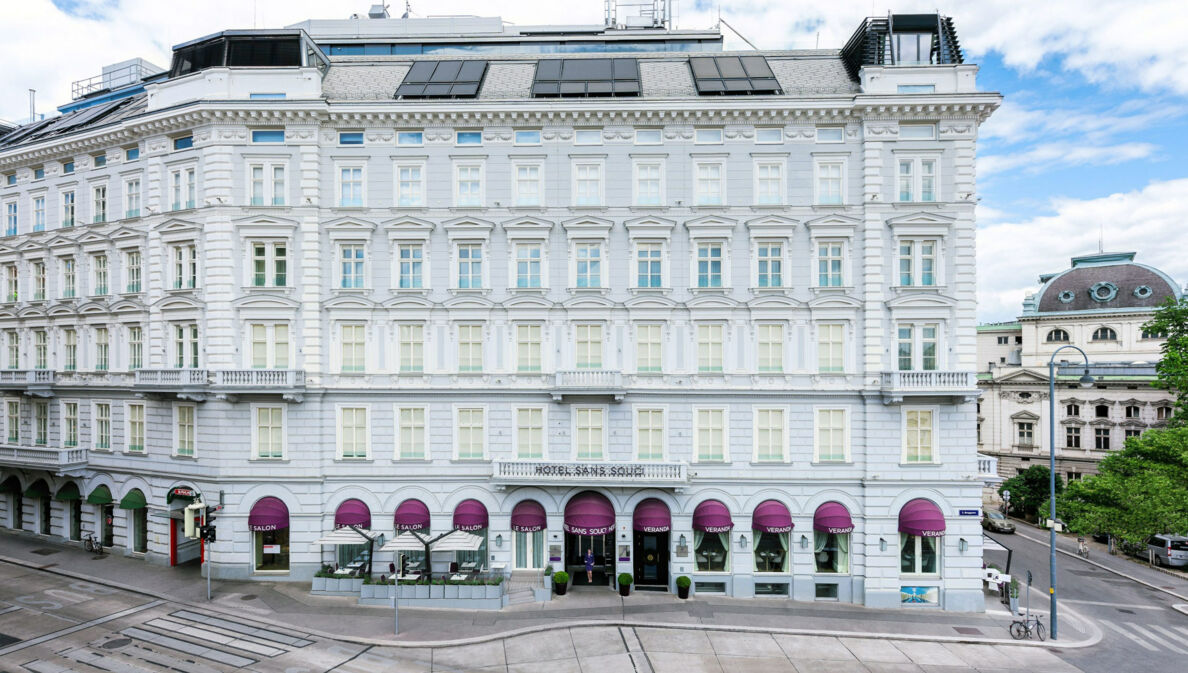 Luxushotel mit heller, modernisierter Altbaufassade im Stadtzentrum.