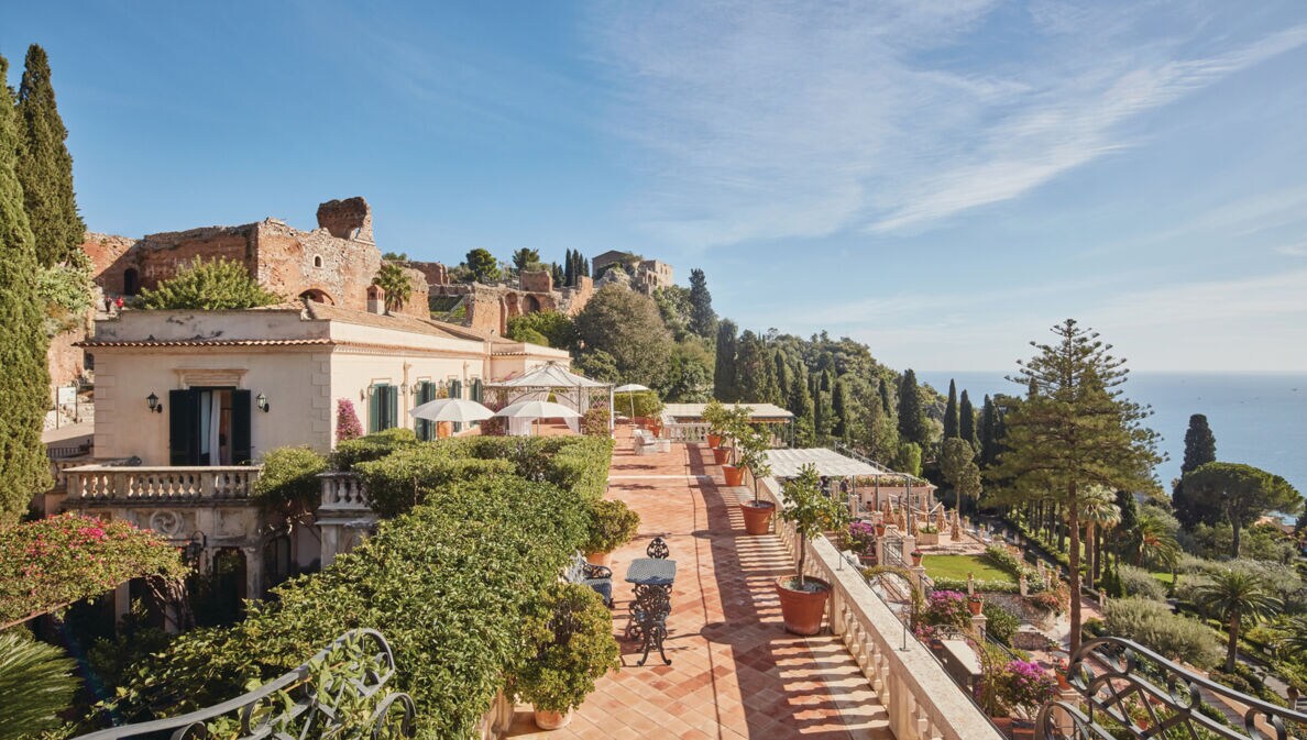 Luxushotelanlage im italienischen Villenstil mit Garten auf einem Hügel am Meer.