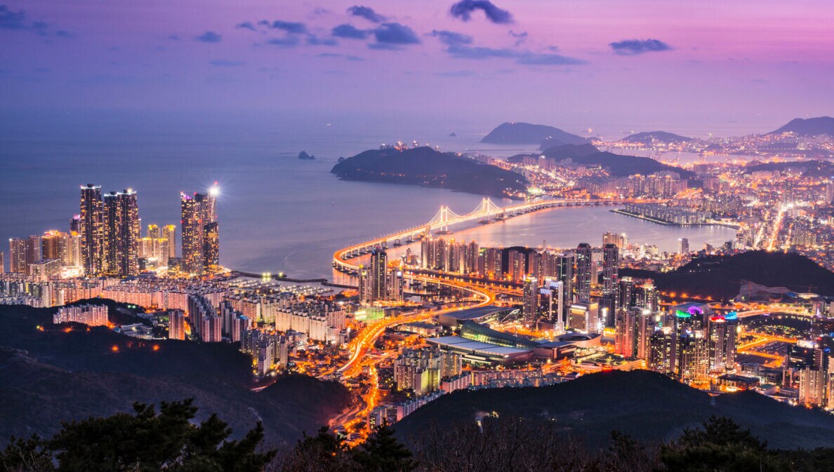 Panorama der hell erleuchteten Stadt Busan in Südkorea bei Nacht.