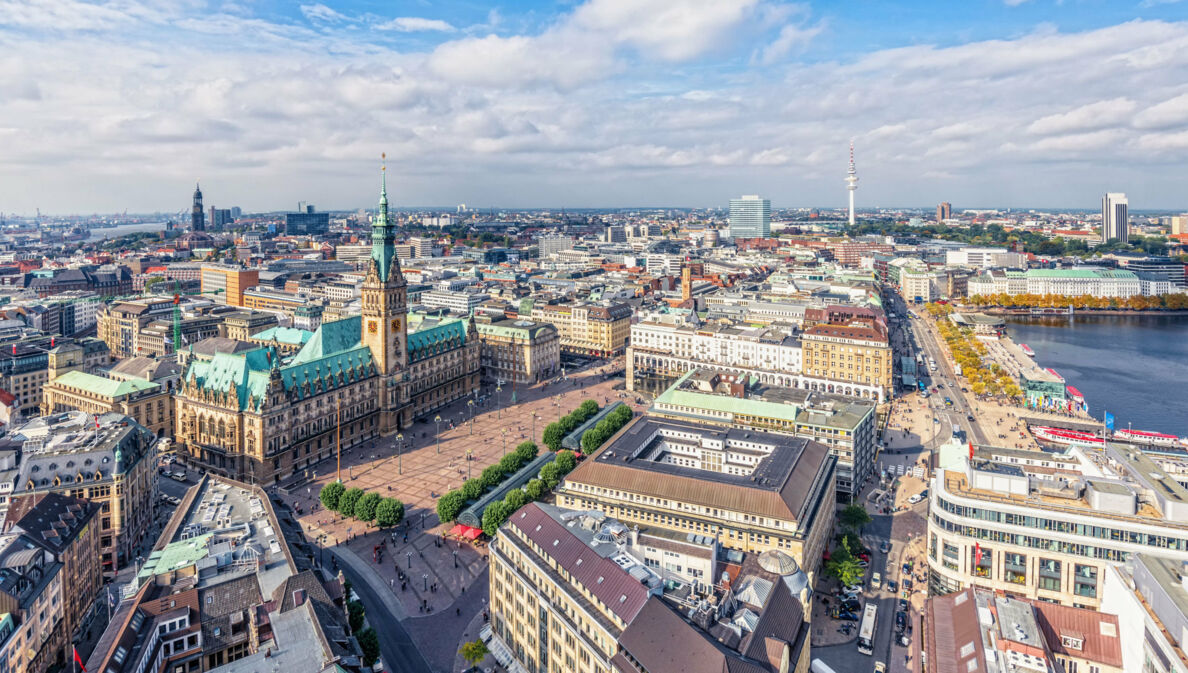 Luftaufnahme der Hamburger Innenstadt mit Rathaus im Fokus.