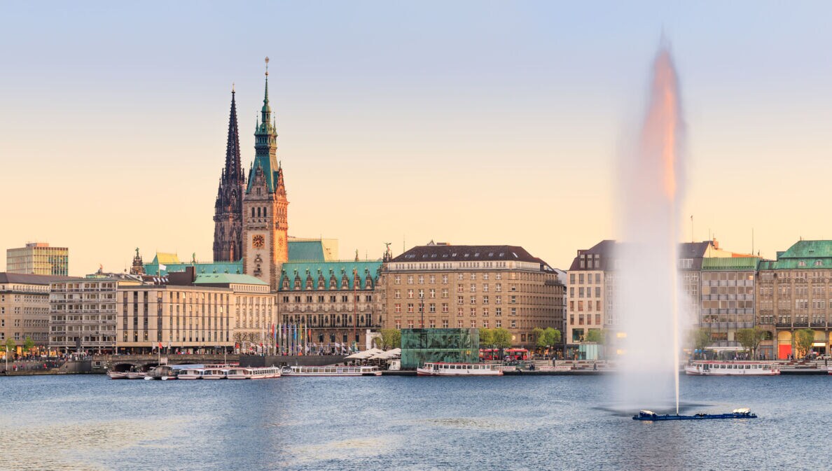 Altstadtpanorama von Hamburg am Wasser mit Fontäne.