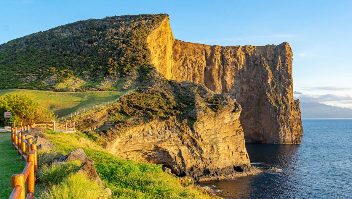 Panoramaaufnahme einer Klippe auf der portugiesischen Azoreninsel São Jorge.