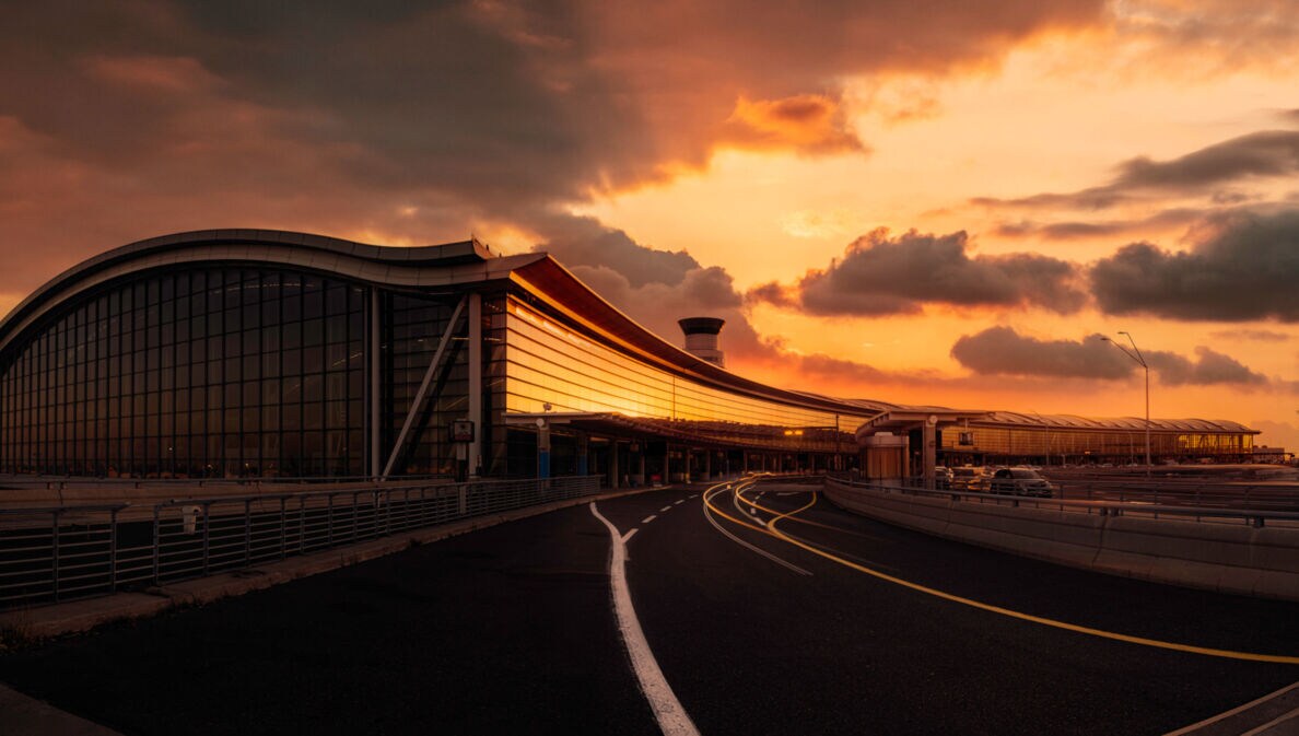 Fassade von Terminal 1 am Toronto Pearson Airport bei Sonnenuntergang.