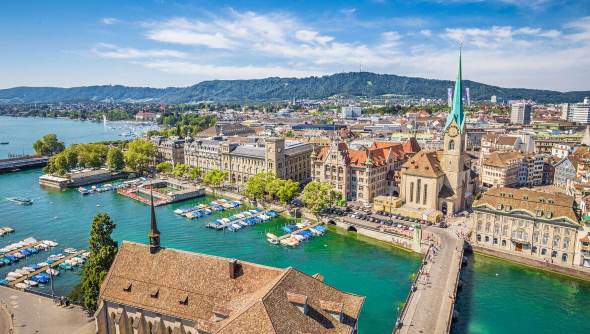 Blick vom Grossmünster in Zürich auf den Limmat und die Altstadt.