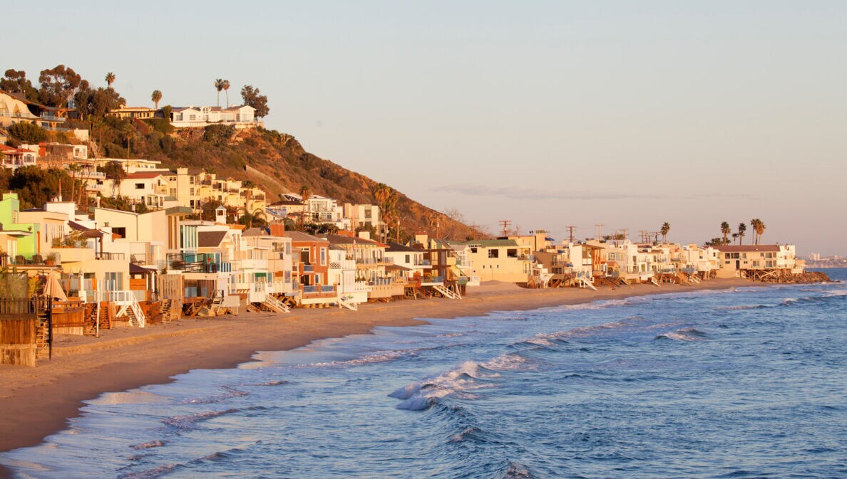 Pastellfarbene Strandhäuser in Malibu bei Sonnenuntergang