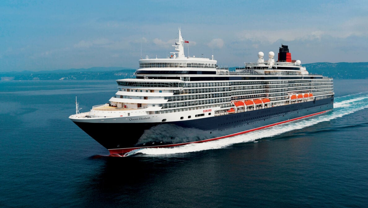 Kreuzfahrtschiff Queen Elizabeth auf dem Meer.