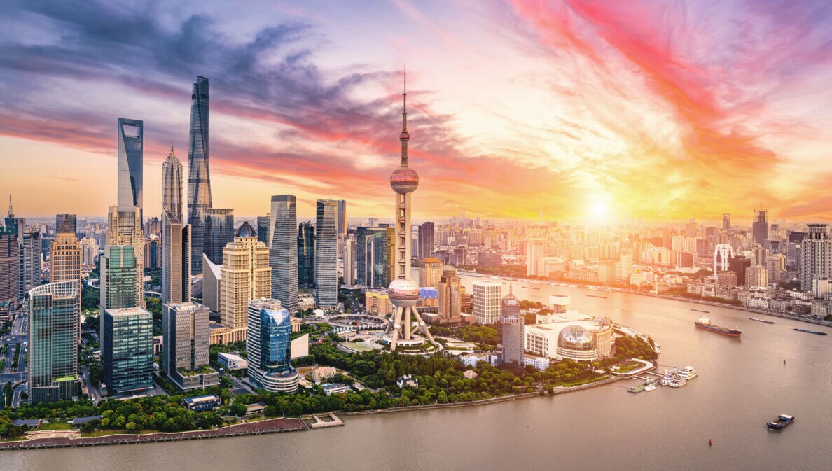 Skyline von Shanghai im Sonnenuntergang mit pinker Färbung am Himmel.