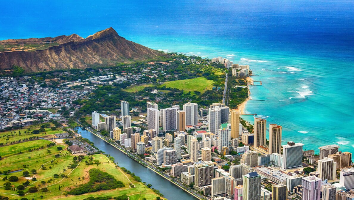 Luftaufnahme von Stadtpanorama von Honolulu mit Hochhäusern am Meer.