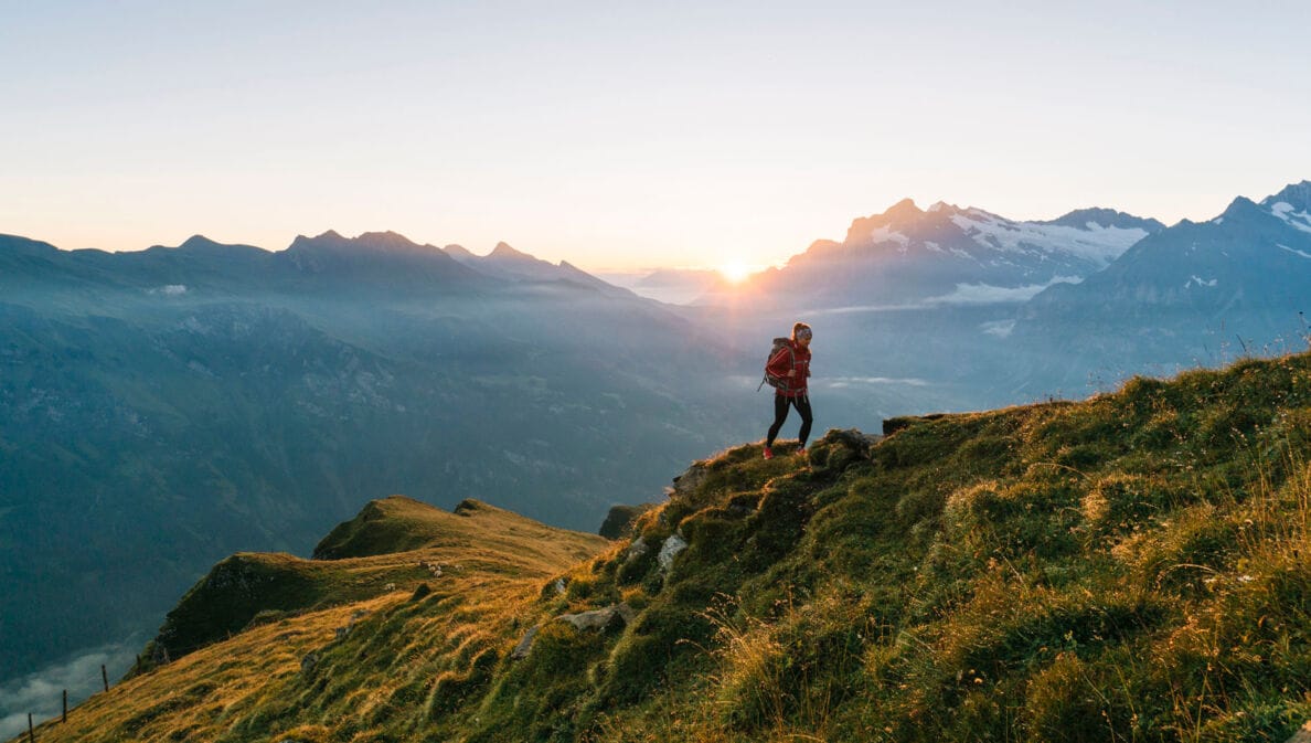 Eine Person beim Wandern im Berner Oberland.